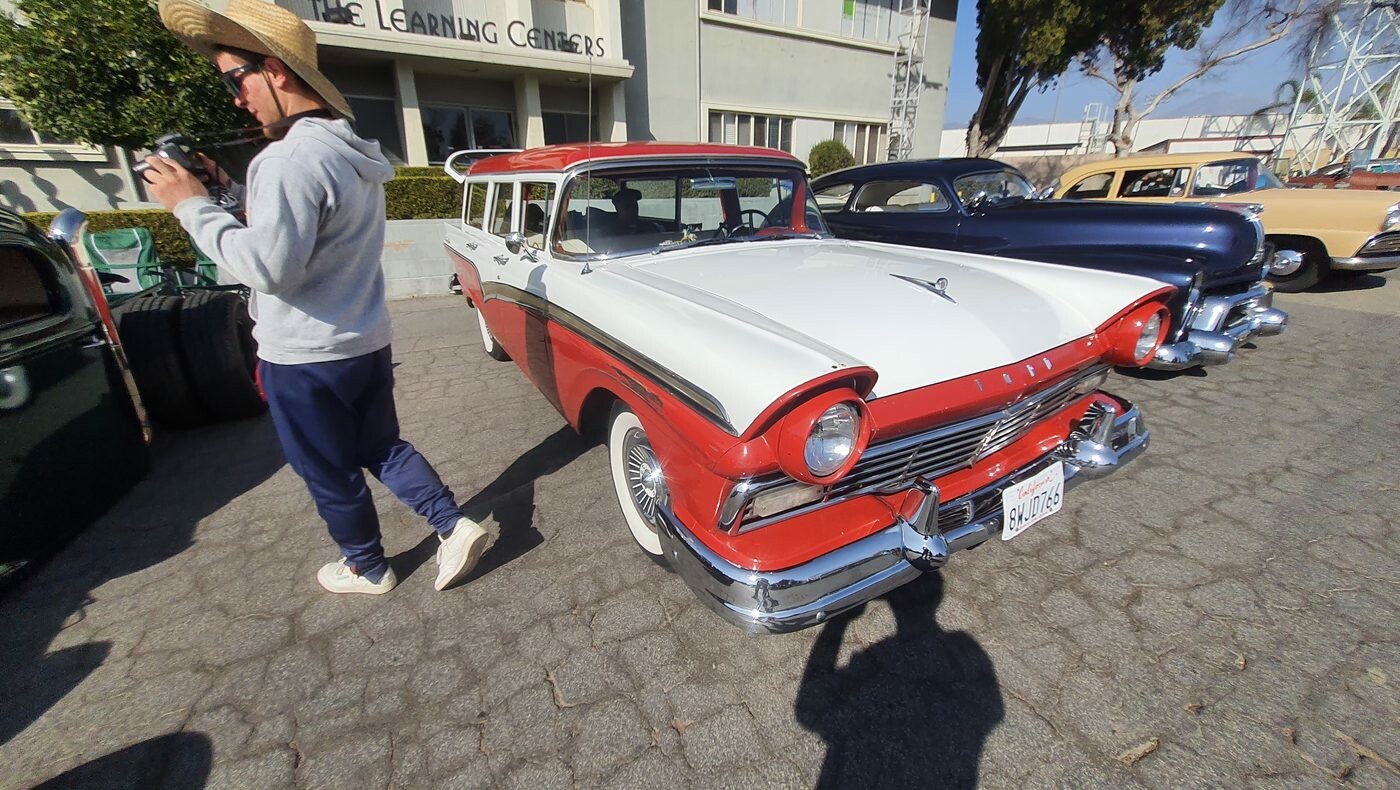 Czerwono-biały Ford kombi z 1957 roku – Country Sedan z płetwami i panoramiczną szybą