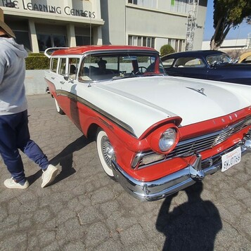 Czerwono-biały Ford kombi z 1957 roku – Country Sedan z płetwami i panoramiczną szybą