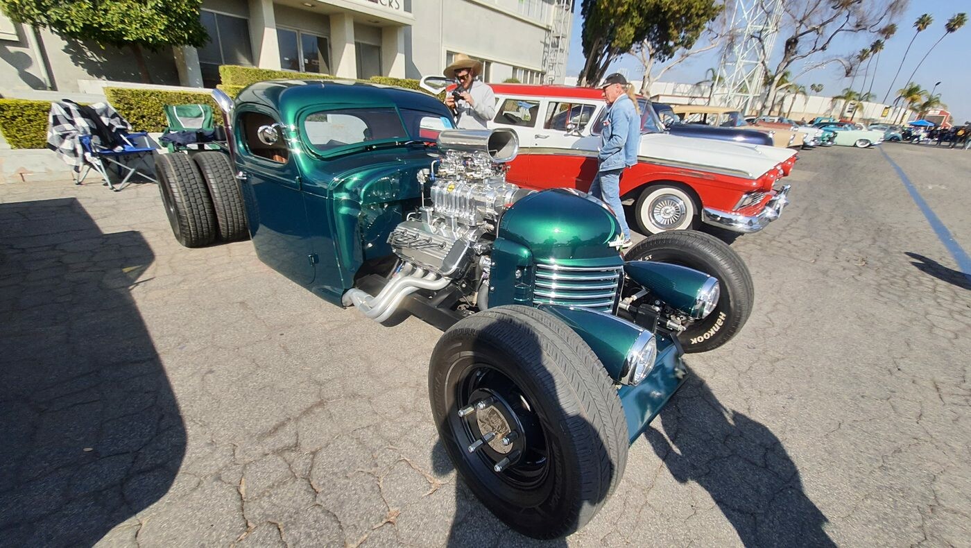 Zielony rat rod z potężnym kompresorem – pickup z lat 30. zbudowany wokół silnika