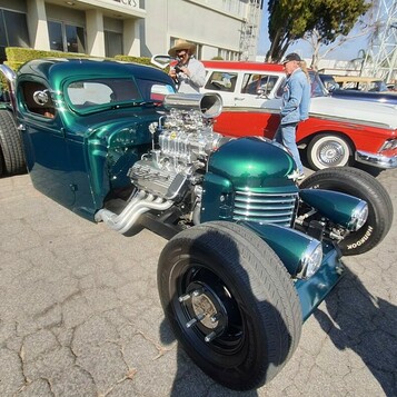 Zielony rat rod z potężnym kompresorem – pickup z lat 30. zbudowany wokół silnika