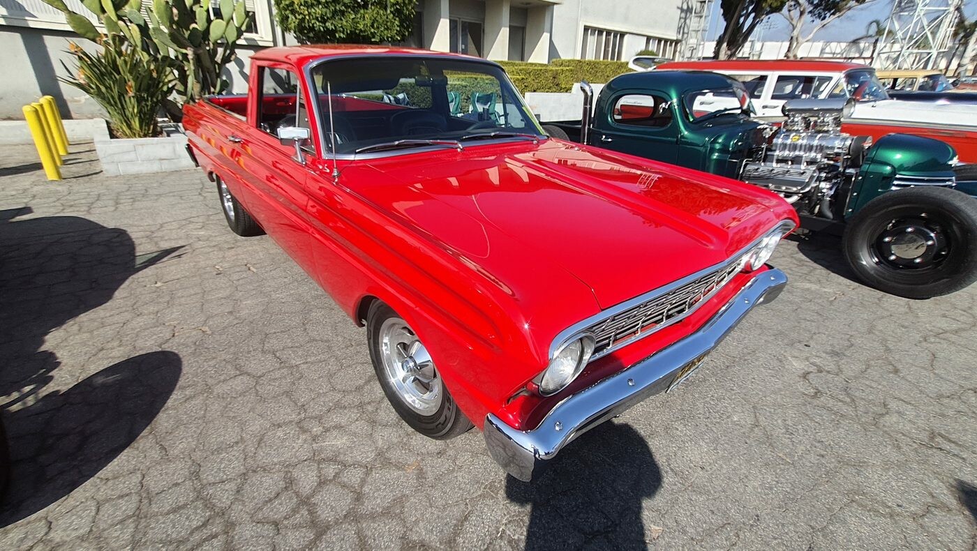 Czerwony Ford Falcon z 1964 roku – kompakt z Detroit w soczystej czerwieni