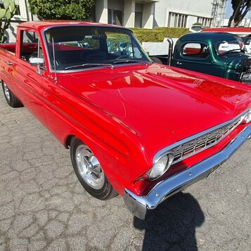Czerwony Ford Falcon z 1964 roku – kompakt z Detroit w soczystej czerwieni
