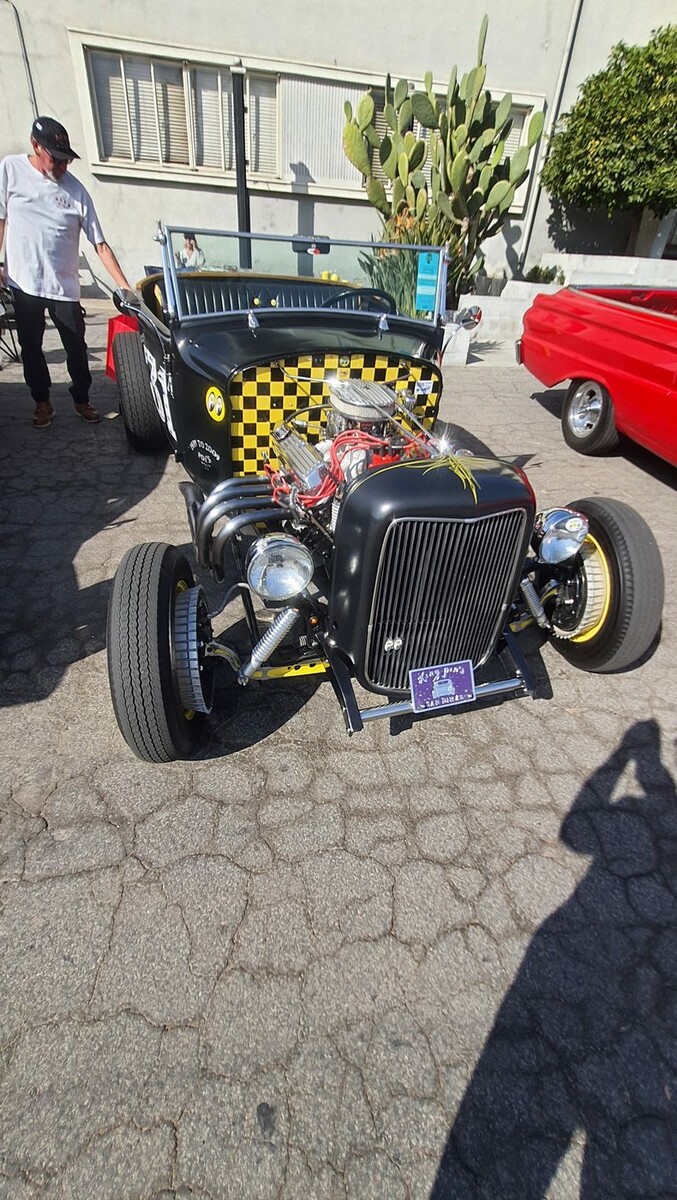 Rat rod z szachownicą na atrapie – hot rod Forda z lat 20. w czerni i żółci