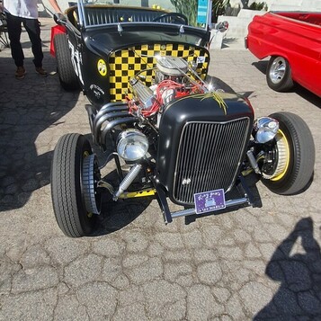 Rat rod z szachownicą na atrapie – hot rod Forda z lat 20. w czerni i żółci