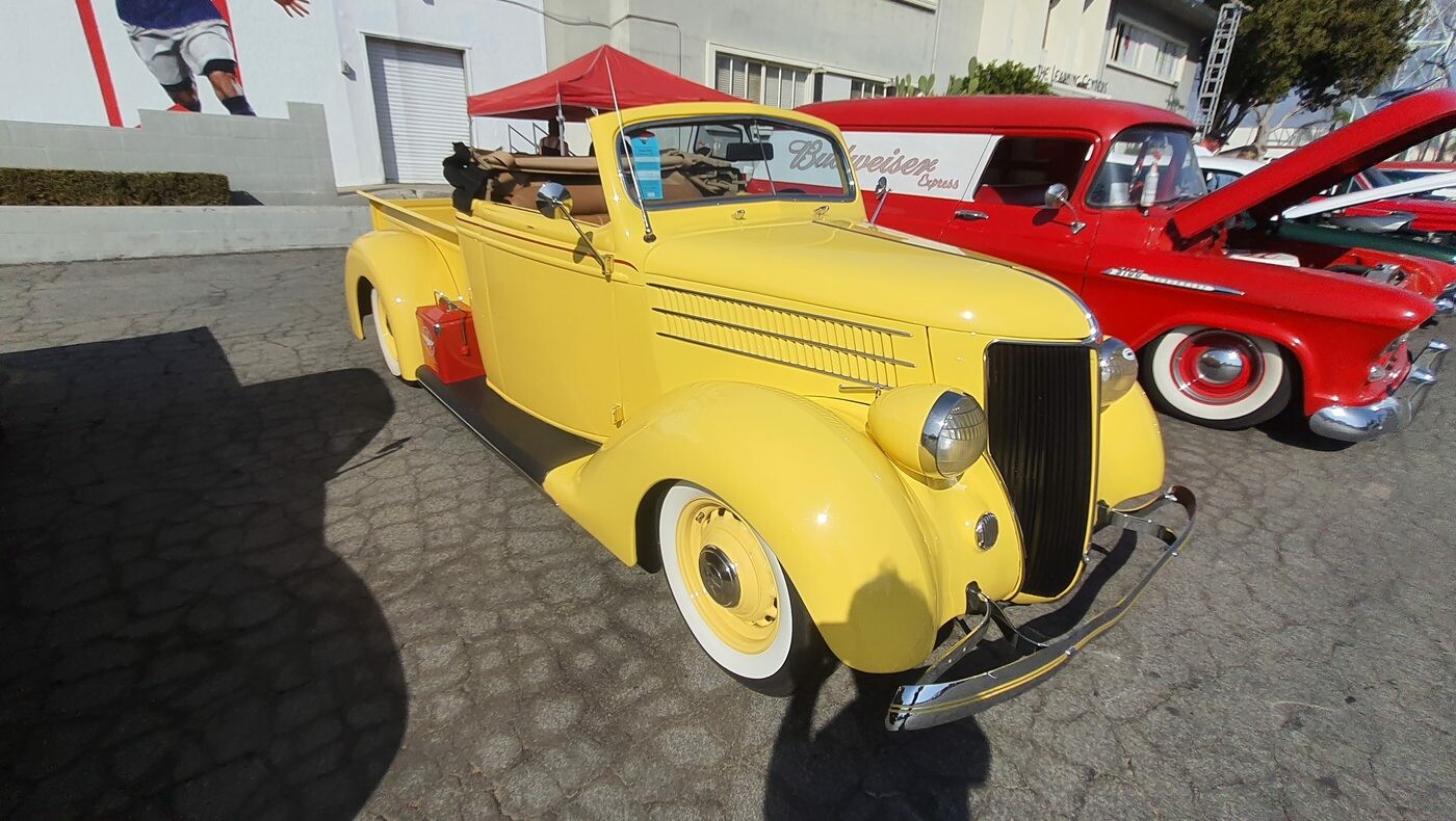 Żółty Ford roadster z 1936 roku – przedwojenny kabriolet z pochyloną atrapą i kremowymi felgami