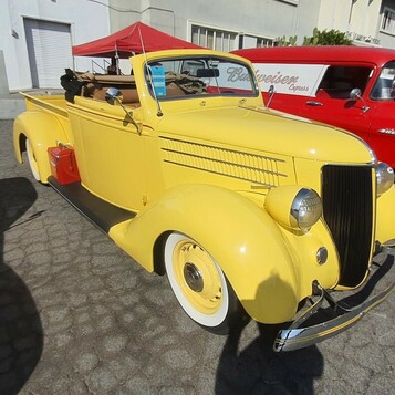Żółty Ford roadster z 1936 roku – przedwojenny kabriolet z pochyloną atrapą i kremowymi felgami