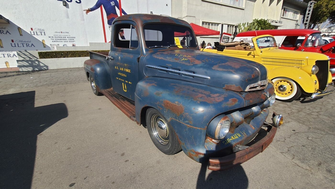 Ford F-1 w niebieskiej patynie z wojskowymi napisami – pickup z lat 50. jak z bazy lotniczej