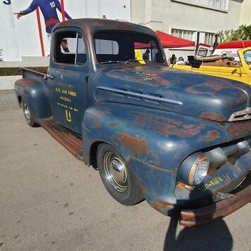 Ford F-1 w niebieskiej patynie z wojskowymi napisami – pickup z lat 50. jak z bazy lotniczej