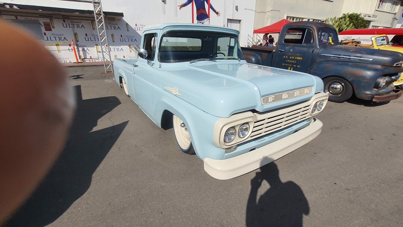 Błękitny Ford F-100 z 1959 roku – pickup w pastelach z białym zderzakiem