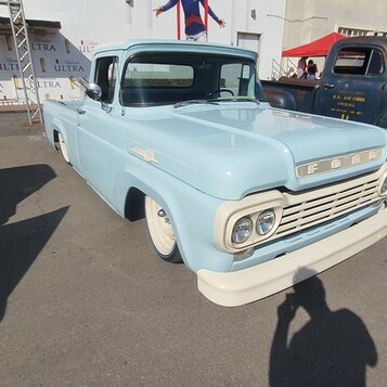 Błękitny Ford F-100 z 1959 roku – pickup w pastelach z białym zderzakiem