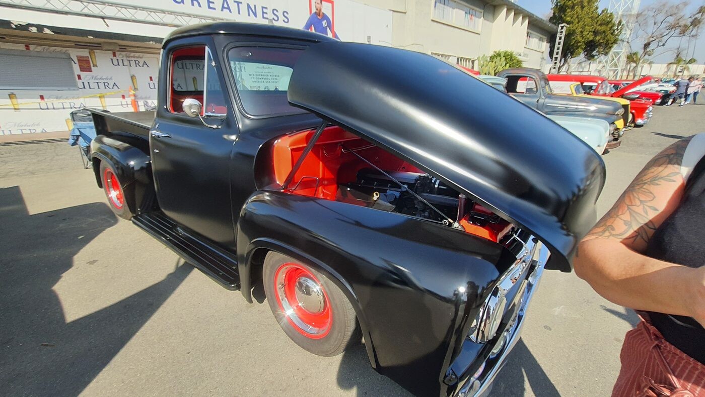 Czarny Ford F-100 z lat 50. z odchylaną maską i kompresorem – pickup z nowoczesnym sercem