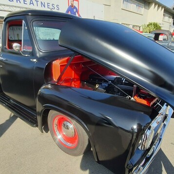 Czarny Ford F-100 z lat 50. z odchylaną maską i kompresorem – pickup z nowoczesnym sercem