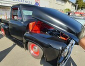 Czarny Ford F-100 z lat 50. z odchylaną maską i kompresorem – pickup z nowoczesnym sercem – zdjęcie 1