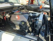 Czarny Ford F-100 z lat 50. z odchylaną maską i kompresorem – pickup z nowoczesnym sercem – zdjęcie 2