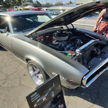 Pontiac Firebird z 1968 roku w grafitowym metaliku – muscle car z otwartą maską