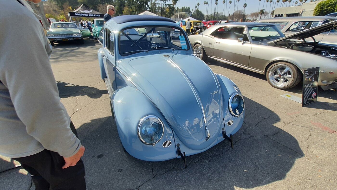Szaroniebieski Volkswagen Garbus z lat 60. – klasyk w fabrycznym kolorze na zlocie w USA