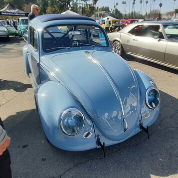Szaroniebieski Volkswagen Garbus z lat 60. – klasyk w fabrycznym kolorze na zlocie w USA