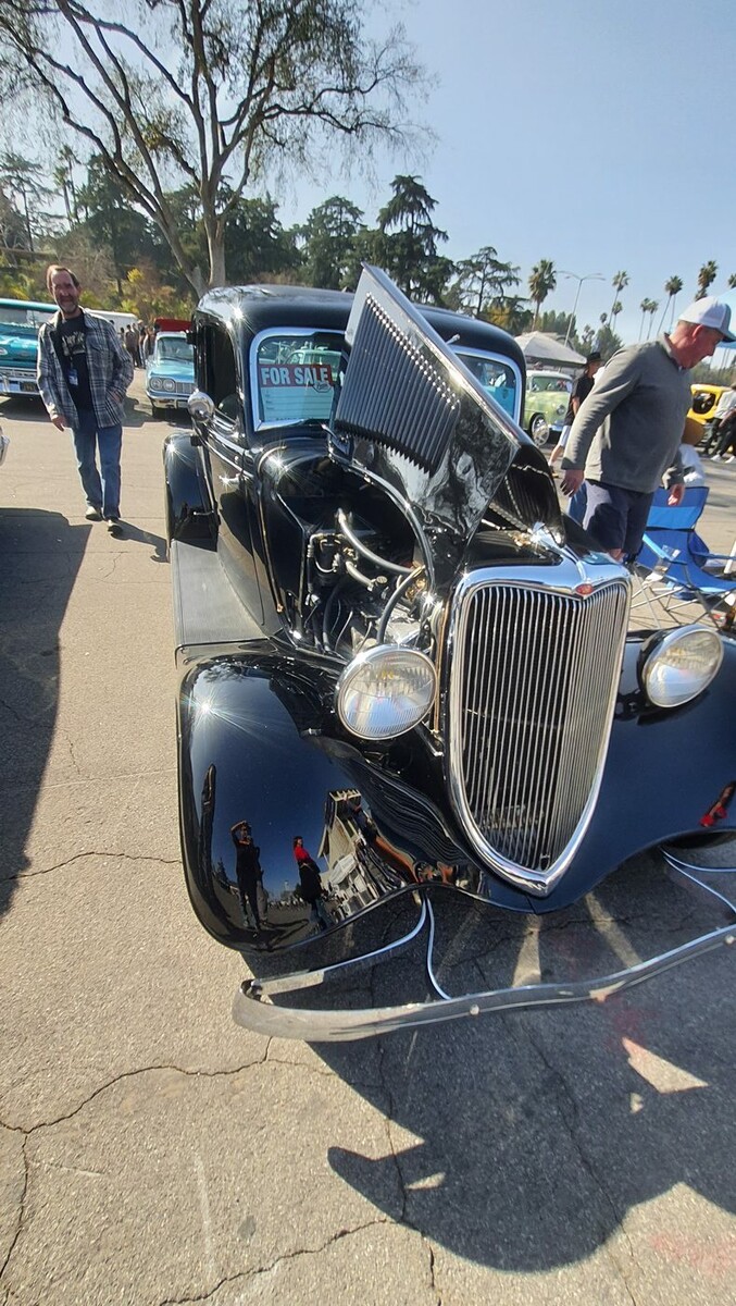 Czarny Ford z 1934 roku z otwartą maską – przedwojenny hot rod pokazuje silnik