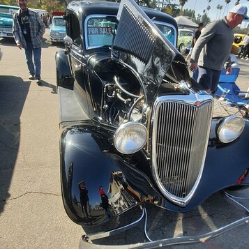 Czarny Ford z 1934 roku z otwartą maską – przedwojenny hot rod pokazuje silnik
