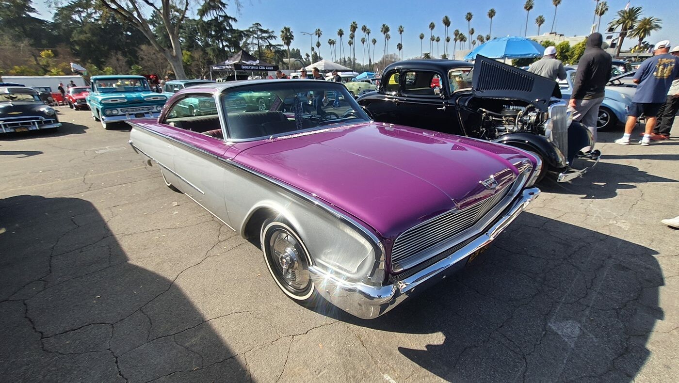 Purpurowo-srebrny Ford z 1960 roku – dwukolorowy krążownik z płetwami