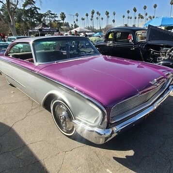Purpurowo-srebrny Ford z 1960 roku – dwukolorowy krążownik z płetwami
