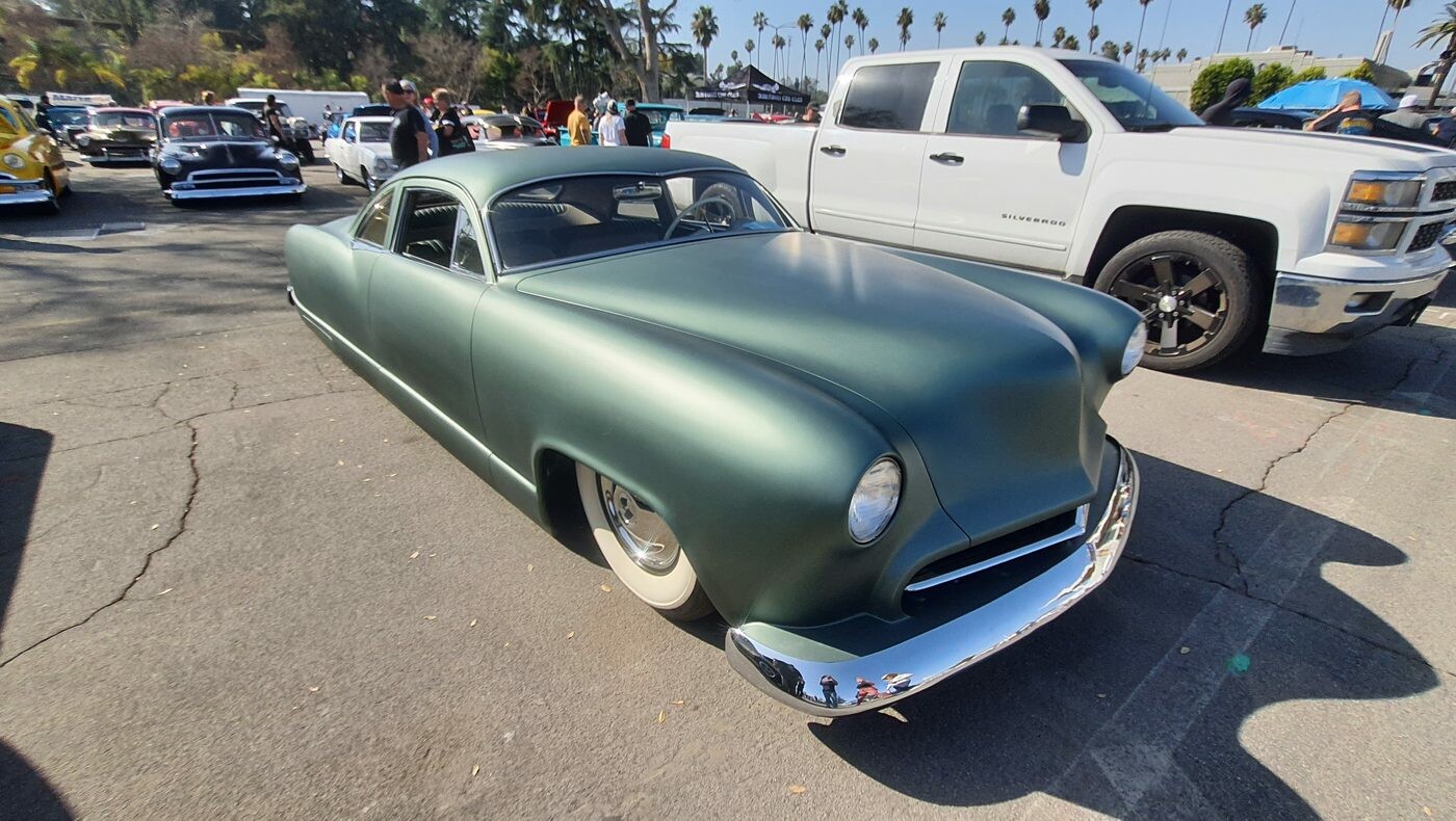Matowy zielony chopped Mercury – kustom z lat 50. w satynowej butelkowej zieleni
