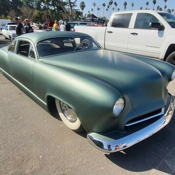 Matowy zielony chopped Mercury – kustom z lat 50. w satynowej butelkowej zieleni