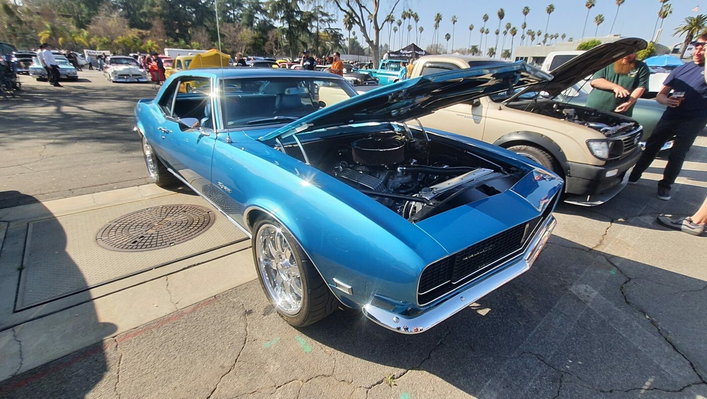 Błękitny Chevrolet Camaro z 1968 roku z otwartą maską – muscle car pierwszej generacji