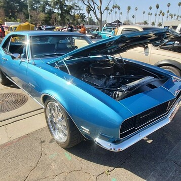 Błękitny Chevrolet Camaro z 1968 roku z otwartą maską – muscle car pierwszej generacji