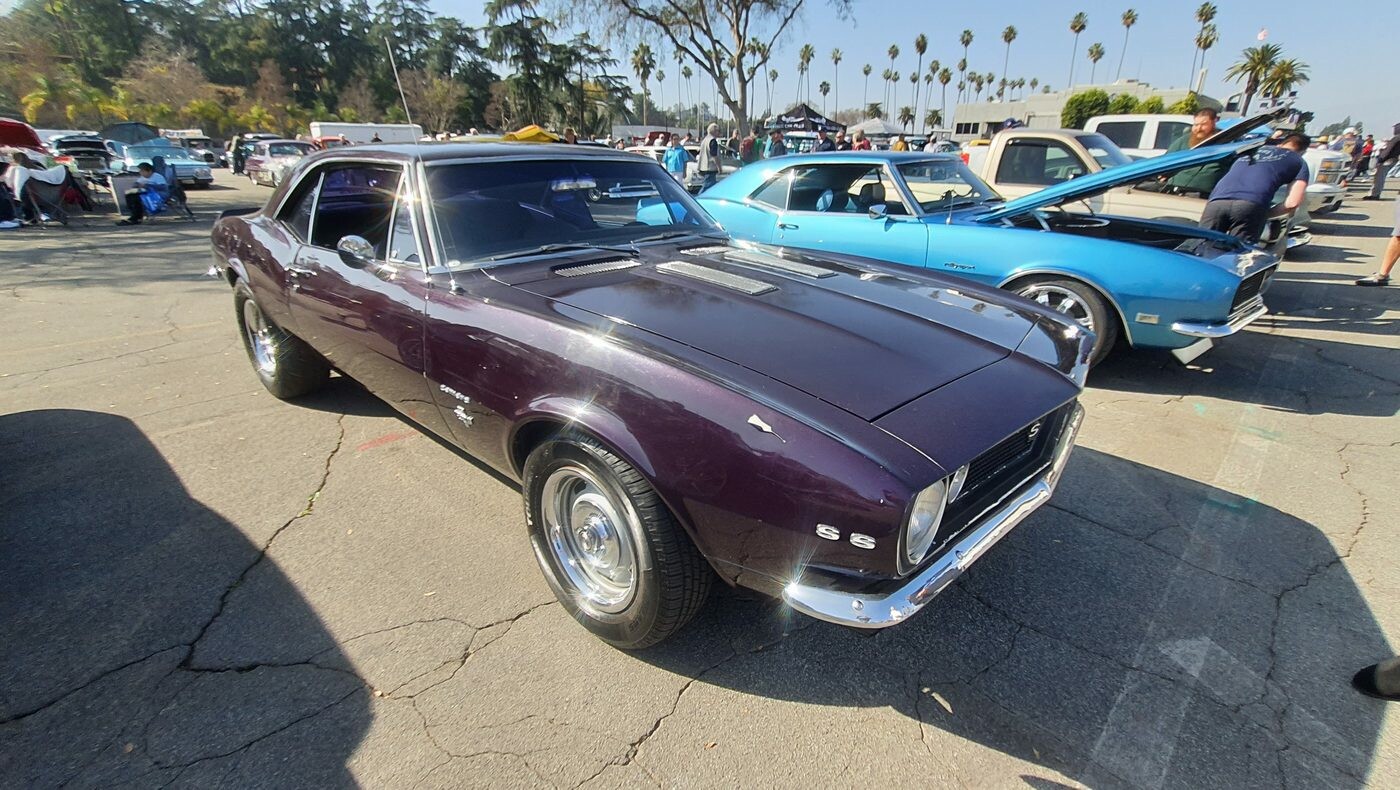 Chevrolet Camaro SS w czarnej wiśni – muscle car z 1968 roku w głębokim lakierze