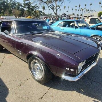 Chevrolet Camaro SS w czarnej wiśni – muscle car z 1968 roku w głębokim lakierze