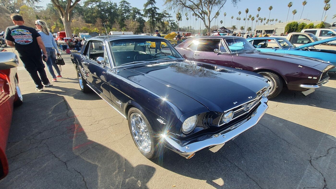 Granatowy Ford Mustang coupe z 1966 roku – klasyk pierwszej generacji na chromowanych felgach