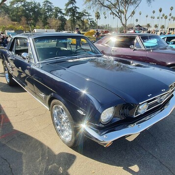 Granatowy Ford Mustang coupe z 1966 roku – klasyk pierwszej generacji na chromowanych felgach