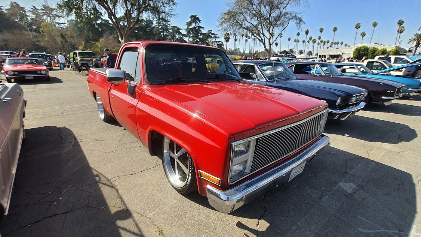 Czerwony Chevrolet C10 Squarebody – obniżony pickup z lat 80. na aluminiowych felgach