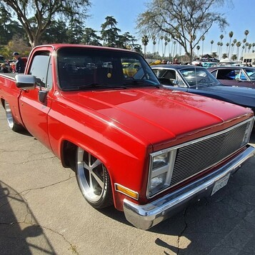 Czerwony Chevrolet C10 Squarebody – obniżony pickup z lat 80. na aluminiowych felgach