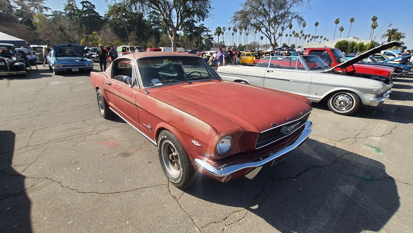 Ford Mustang fastback z 1966 roku w patynie – wyblakła czerwień i oryginalne felgi