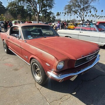 Ford Mustang fastback z 1966 roku w patynie – wyblakła czerwień i oryginalne felgi