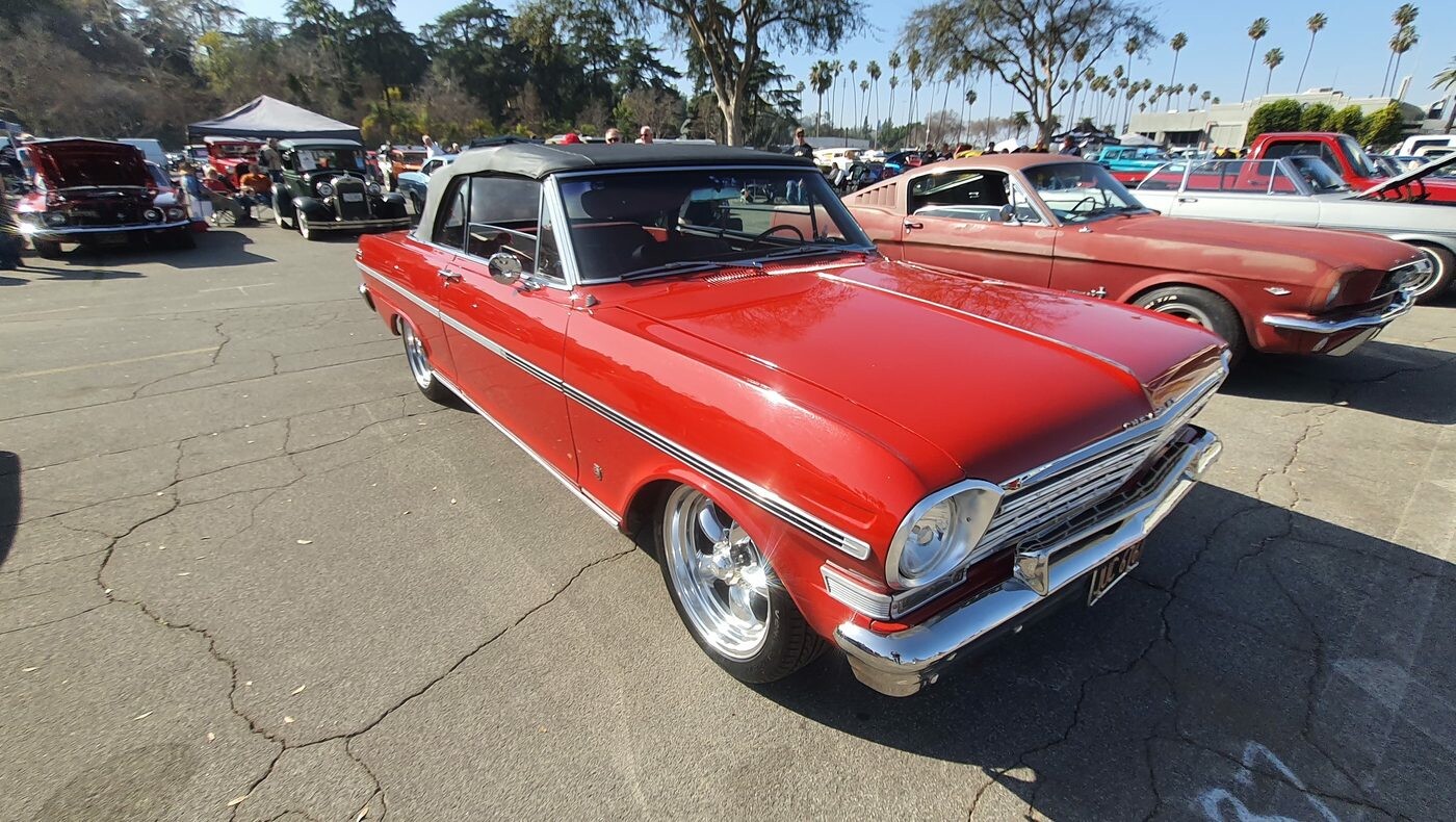 Czerwony Ford Falcon z 1963 roku – kompaktowy klasyk z chromowaną atrapą i okrągłymi reflektorami