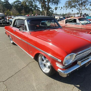 Czerwony Ford Falcon z 1963 roku – kompaktowy klasyk z chromowaną atrapą i okrągłymi reflektorami