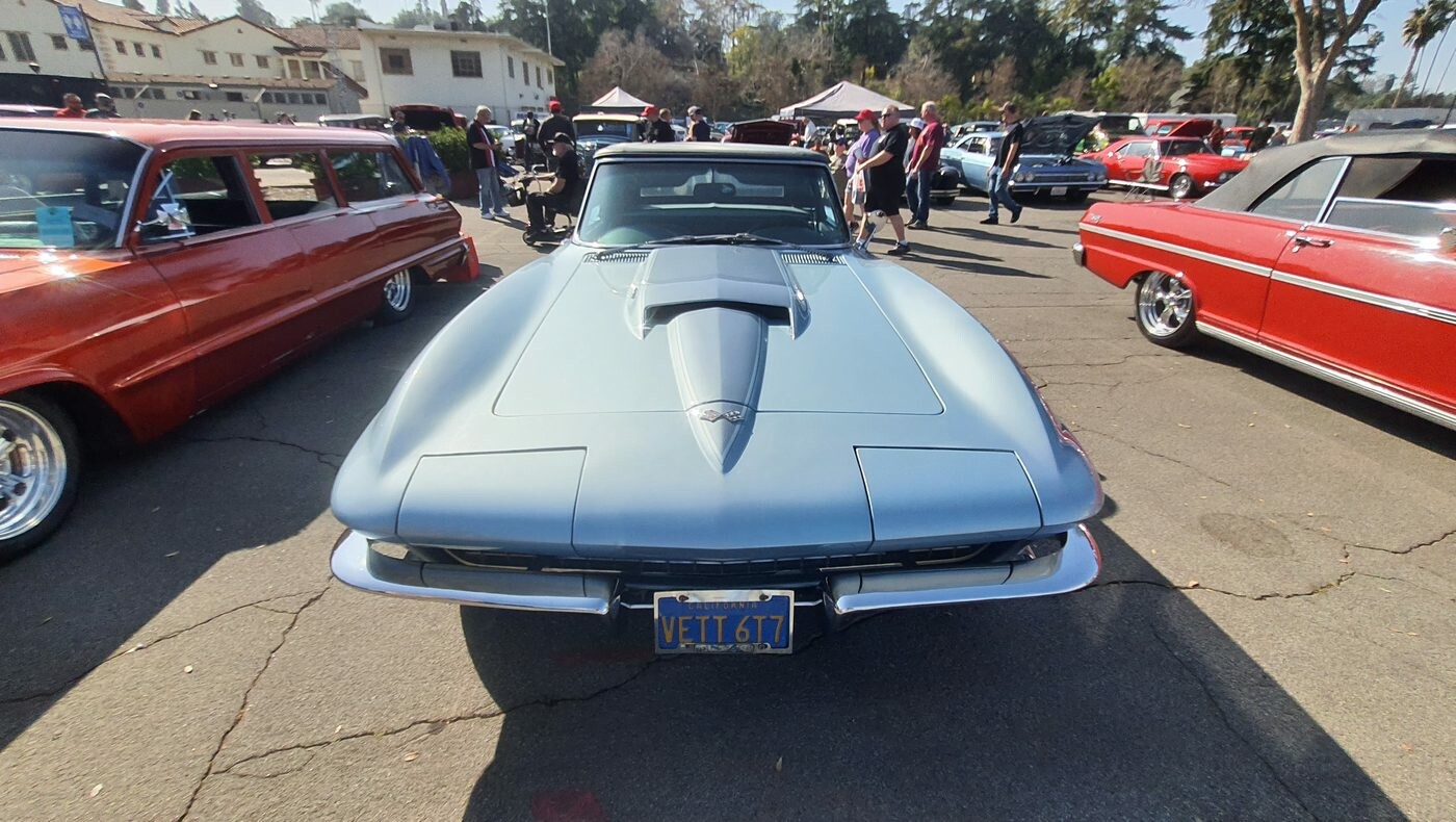 Srebrny Chevrolet Corvette Sting Ray – C2 z chowanymi reflektorami w widoku od przodu