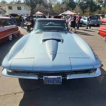 Srebrny Chevrolet Corvette Sting Ray – C2 z chowanymi reflektorami w widoku od przodu