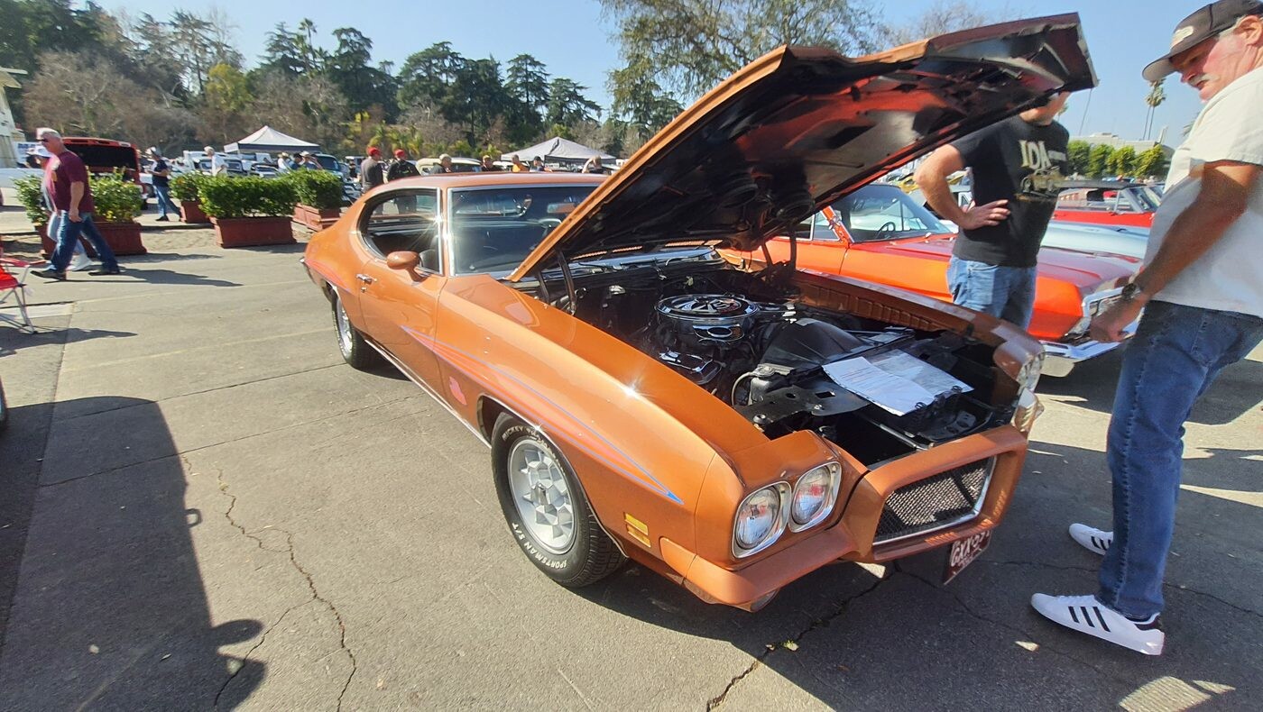 Miedziany Pontiac GTO z 1971 roku z otwartą maską – muscle car w kolorze rdzy