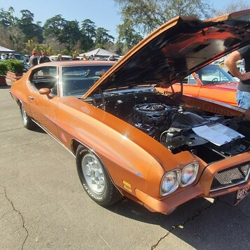 Miedziany Pontiac GTO z 1971 roku z otwartą maską – muscle car w kolorze rdzy