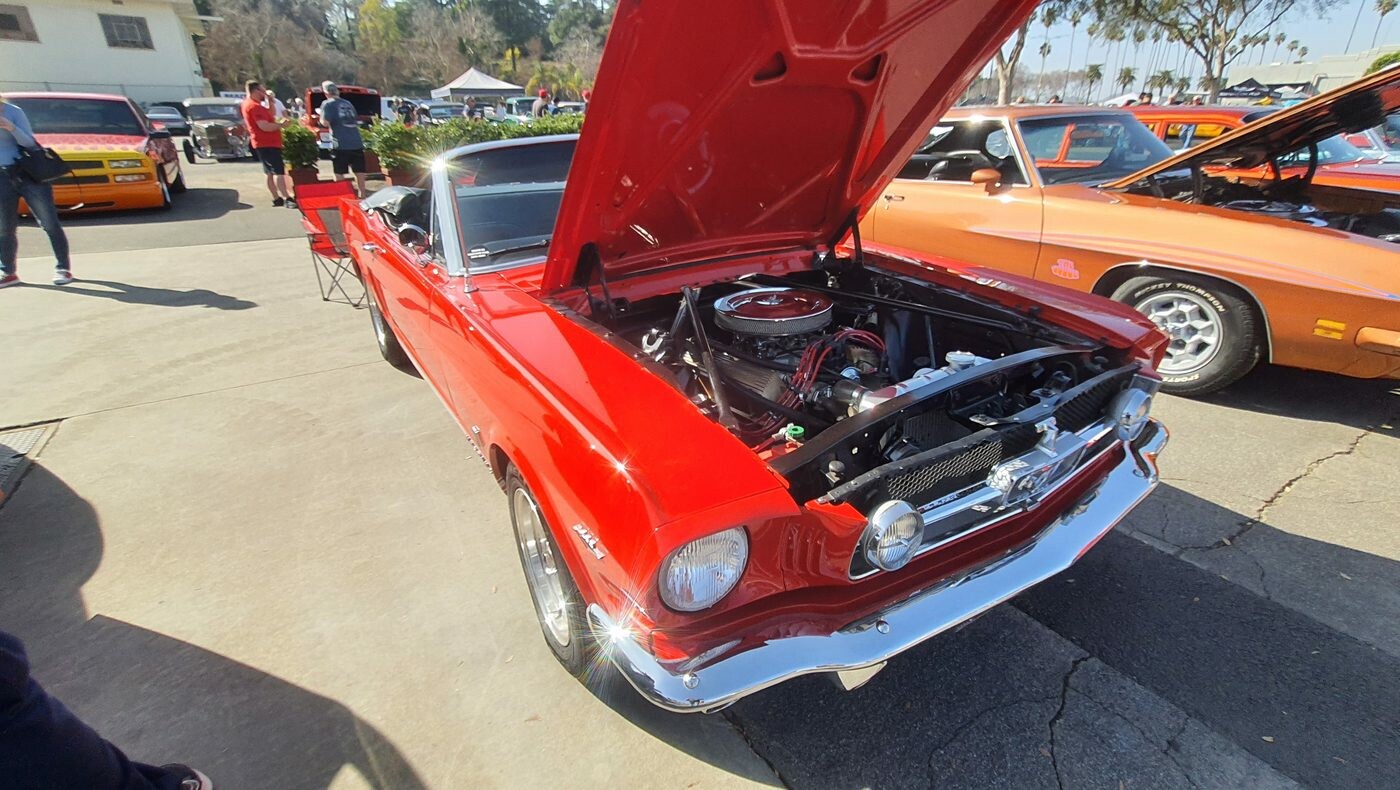 Czerwony Ford Mustang z 1966 roku z otwartą maską – pony car z chromowanym filtrem powietrza