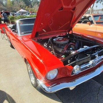 Czerwony Ford Mustang z 1966 roku z otwartą maską – pony car z chromowanym filtrem powietrza