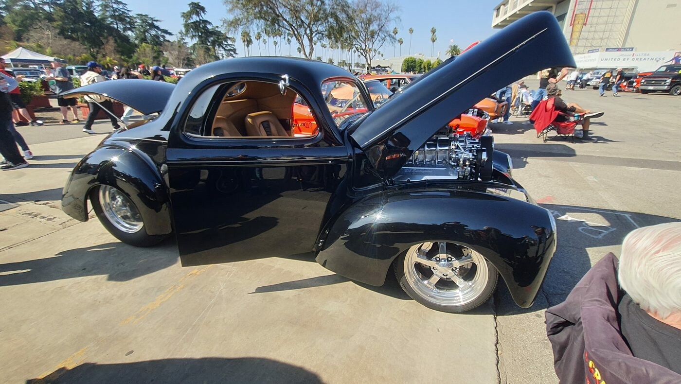 Czarny Willys coupe z 1941 roku z kompresorem przez maskę – gasser w stylu drag racingu