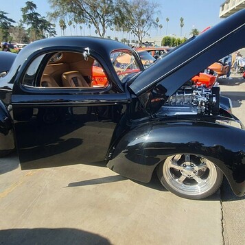 Czarny Willys coupe z 1941 roku z kompresorem przez maskę – gasser w stylu drag racingu