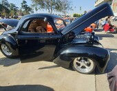 Czarny Willys coupe z 1941 roku z kompresorem przez maskę – gasser w stylu drag racingu – zdjęcie 1