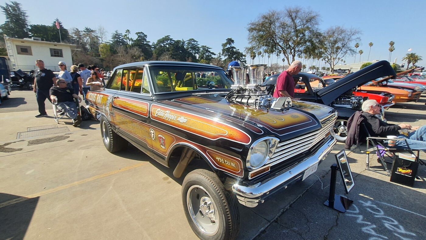 Brązowo-złoty Chevy II gasser z kompresorem – wyścigowe kombi w stylu lat 60.