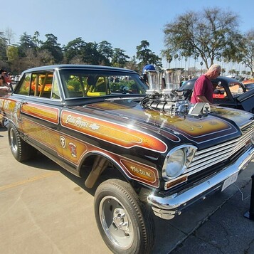 Brązowo-złoty Chevy II gasser z kompresorem – wyścigowe kombi w stylu lat 60.